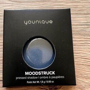YOUNIQUE Moodstruck Pressed Shadow - color Adventurous w/single compact